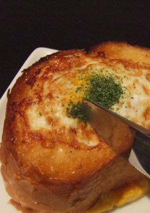 割ったらトロ〜リ☆くりぬきフランスパン-レシピのメイン写真