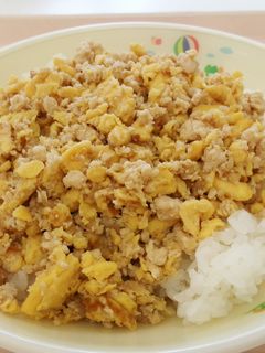 ★渋川市学校給食★鶏たまそぼろ-レシピのメイン写真