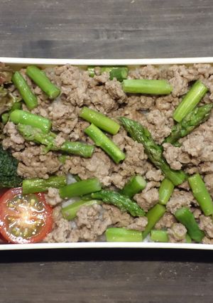 アスパラガスとひき肉のめんつゆ和え丼弁当-レシピのメイン写真