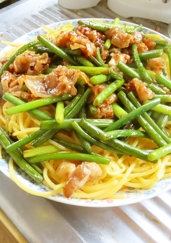 豚三枚肉とにんにくの芽の炒め物-レシピのメイン写真