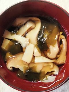 白だしで*椎茸エリンギ ワカメのお吸い物-レシピのメイン写真