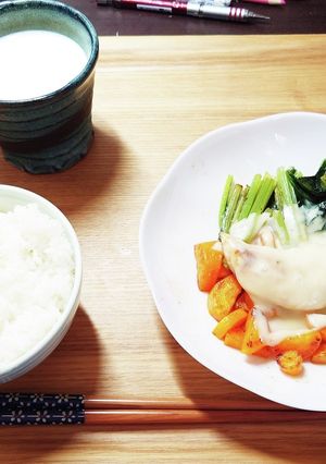 ササミチーズ焼き小松菜と人参のバター炒め-レシピのメイン写真