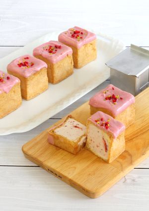 プチキューブ型で♪苺のシューパルフェ-レシピのメイン写真