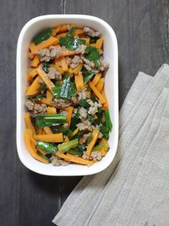 ニラとにんじんとひき肉のめんつゆ和え-レシピのメイン写真