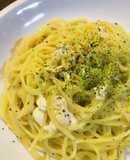 カマンベールチーズを溶かしたチーズパスタ