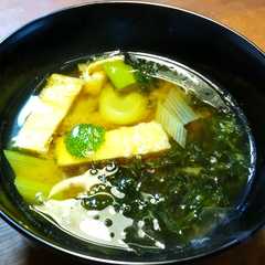A picture of 簡単美味しい　つまみ海苔のお味噌汁　薄揚げ、長葱.