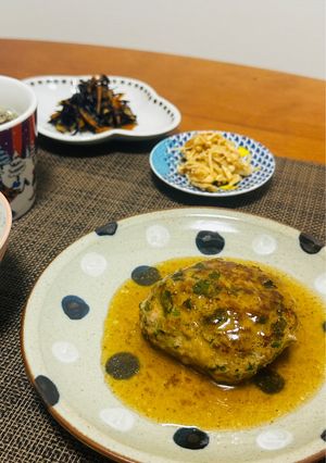 とろ〜っと絡む和風ソースの春菊ハンバーグ-レシピのメイン写真