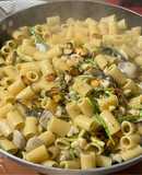 イカ、ムール貝、浅利、ズッキーニのパスタ