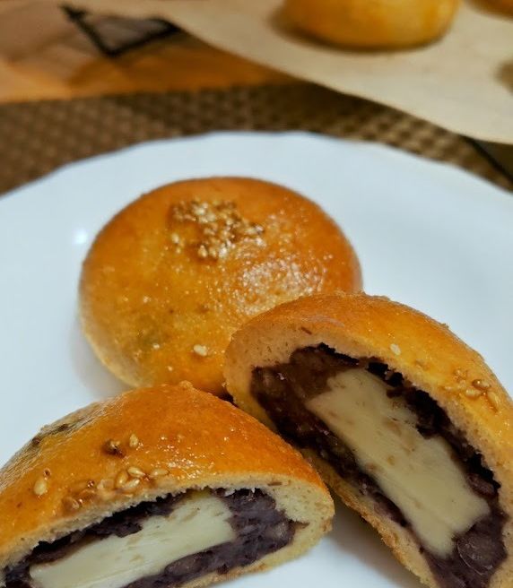 ★アーモンドだけでチーズ入り粒あんパン♪-レシピのメイン写真