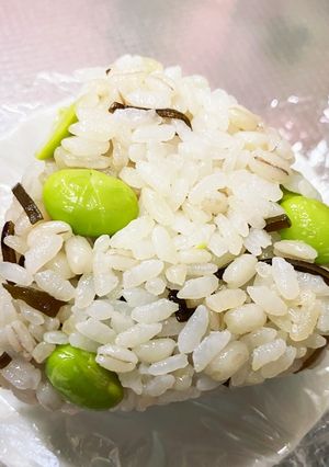 簡単！枝豆と塩昆布のおにぎり-レシピのメイン写真