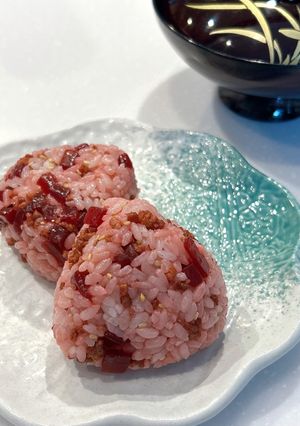 お子様おにぎり⑥ビーツと挽き肉の混ぜご飯-レシピのメイン写真