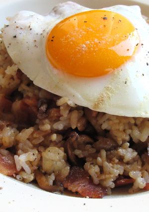 ベーコンとしめじのガーリック醤油目玉焼飯-レシピのメイン写真