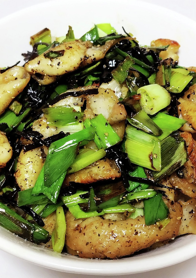 九条ねぎと塩こんぶで作る鶏皮丼-レシピのメイン写真