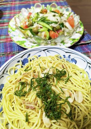 アヒージョオイルで　スパゲッティとサラダ-レシピのメイン写真