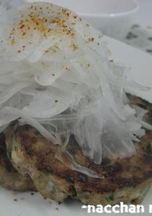にらもやしハンバーグ☆大盛り新玉のっけ。-レシピのメイン写真