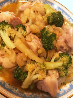 鶏もも肉とブロッコリー玉ねぎのセロリ蒸し-レシピのメイン写真