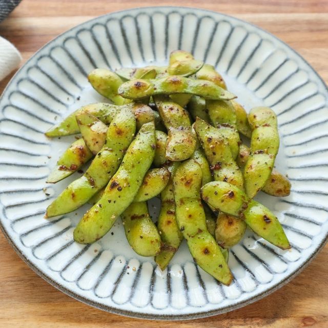 Edamame a la plancha con mantequilla, ajo y salsa de soja irresistible