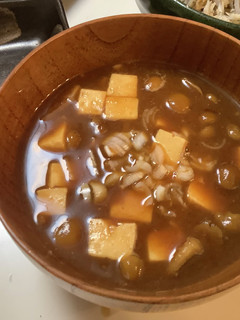 赤味噌は煮込ましょうナメコと豆腐の味噌汁-レシピのメイン写真