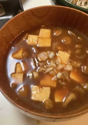 赤味噌は煮込ましょうナメコと豆腐の味噌汁-レシピのメイン写真
