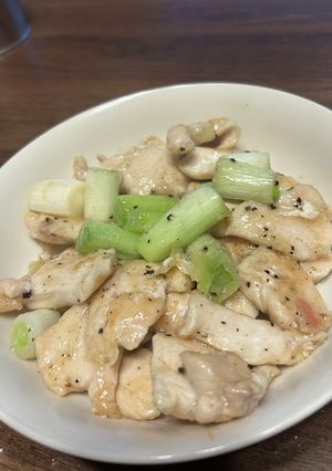 簡単ヘルシー！鶏胸肉と長ネギの旨塩炒め-レシピのメイン写真
