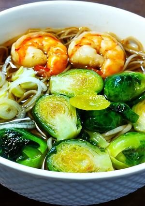 海老と芽キャベツの温かい蕎麦　発酵玉葱-レシピのメイン写真