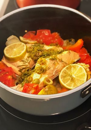 【鍋に入れて蒸すだけ】鮭とトマトの蒸し煮-レシピのメイン写真