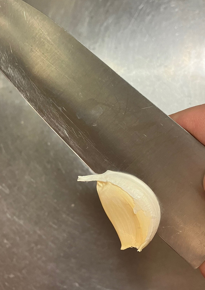 まな板いらず、簡単にんにくの切り方-レシピのメイン写真