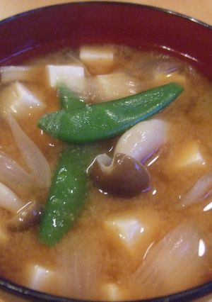 春～✿新玉ねぎとスナップえんどうの味噌汁-レシピのメイン写真