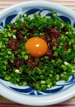 刻みネギたっぷりの鯨肉ユッケ-レシピのメイン写真