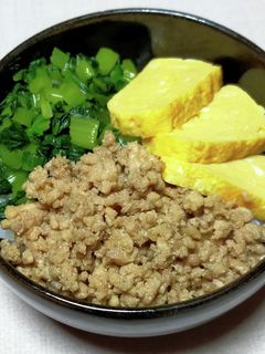 鶏そぼろ小松菜卵焼きの三色丼-レシピのメイン写真
