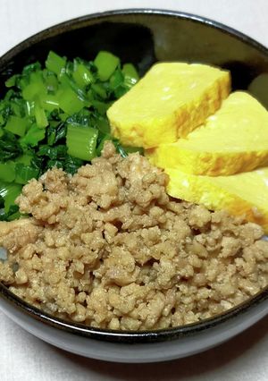 鶏そぼろ小松菜卵焼きの三色丼-レシピのメイン写真