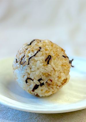 鰹節と塩昆布の麺つゆ混ぜ混ぜおにぎり-レシピのメイン写真