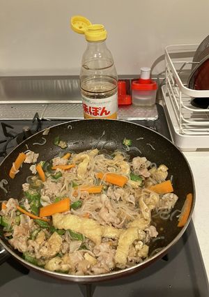 ボリューム肉・白滝炒め煮込みです-レシピのメイン写真