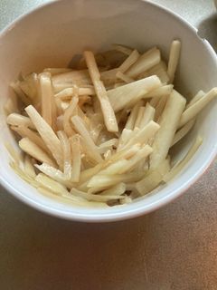 シャキシャキ山芋と大根の皮サラダ-レシピのメイン写真