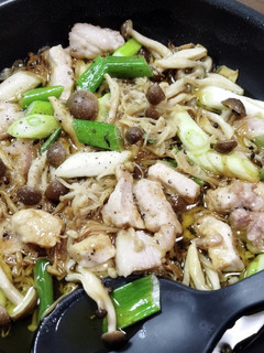 豚ロース肉ときのこの黒アヒージョ-レシピのメイン写真