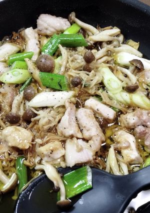 豚ロース肉ときのこの黒アヒージョ-レシピのメイン写真
