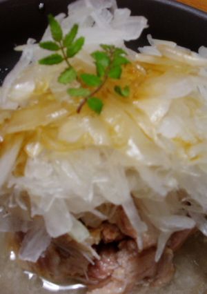 ヘルシー！鮭の中骨缶の新玉ねぎのせ！-レシピのメイン写真