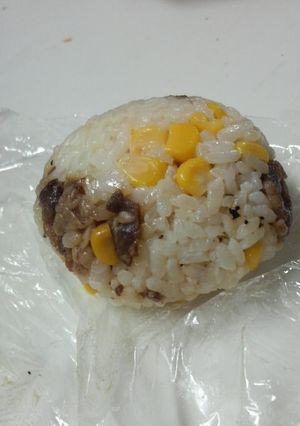 がっつり☆お肉とバターコーンのおにぎり-レシピのメイン写真