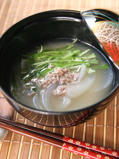 家族に好評!たまねぎと挽き肉の味噌汁-レシピのメイン写真