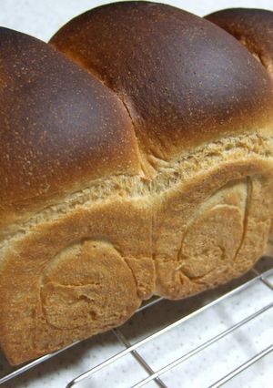HB故障!で即席★手捏ね黒糖全粒粉食パン-レシピのメイン写真