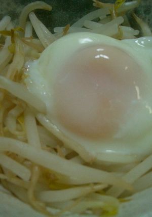 簡単・節約なもやしと温泉卵のおひたし-レシピのメイン写真
