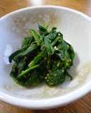 粉末ピーナッツでほうれん草の和え物