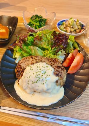 ご飯がすすむ🐾ホワイトチーズハンバーグ-レシピのメイン写真