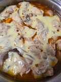 鶏ももと玉ねぎ・きのこのチーズ焼き