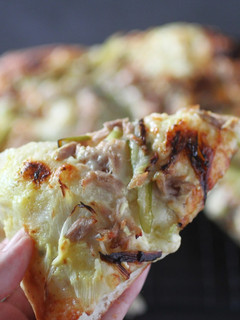 こねない生地&魚焼きグリルで釜焼き風ピザ-レシピのメイン写真