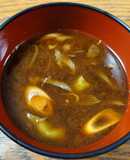 赤味噌でネギとししとうのお味噌汁