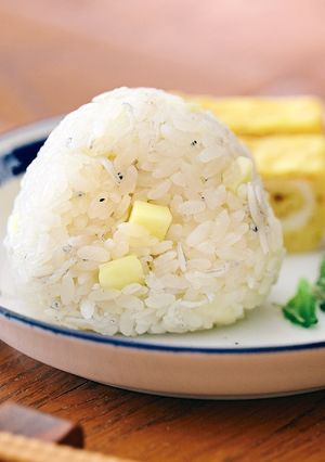 ひと工夫☆しらす＆チーズおにぎり-レシピのメイン写真