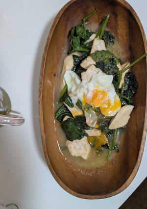 ほうれん草とチキンの半熟玉子乗せ炒め-レシピのメイン写真