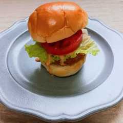 รูปของ バターロールで海老カツハンバーガー業スー