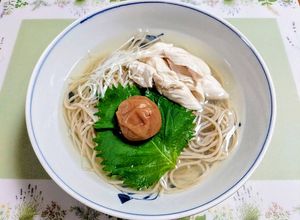 夏簡単昼食！鶏ささみ肉梅大葉の冷たいそば-レシピのメイン写真